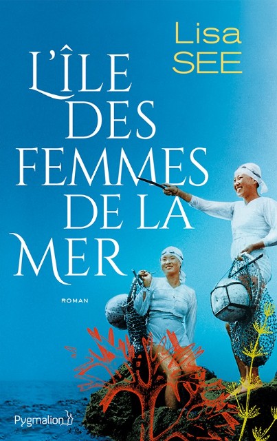 couverture du livre l'île des femmes de la mer montrant deux pecheuses avec leurs filets sur fond bleu