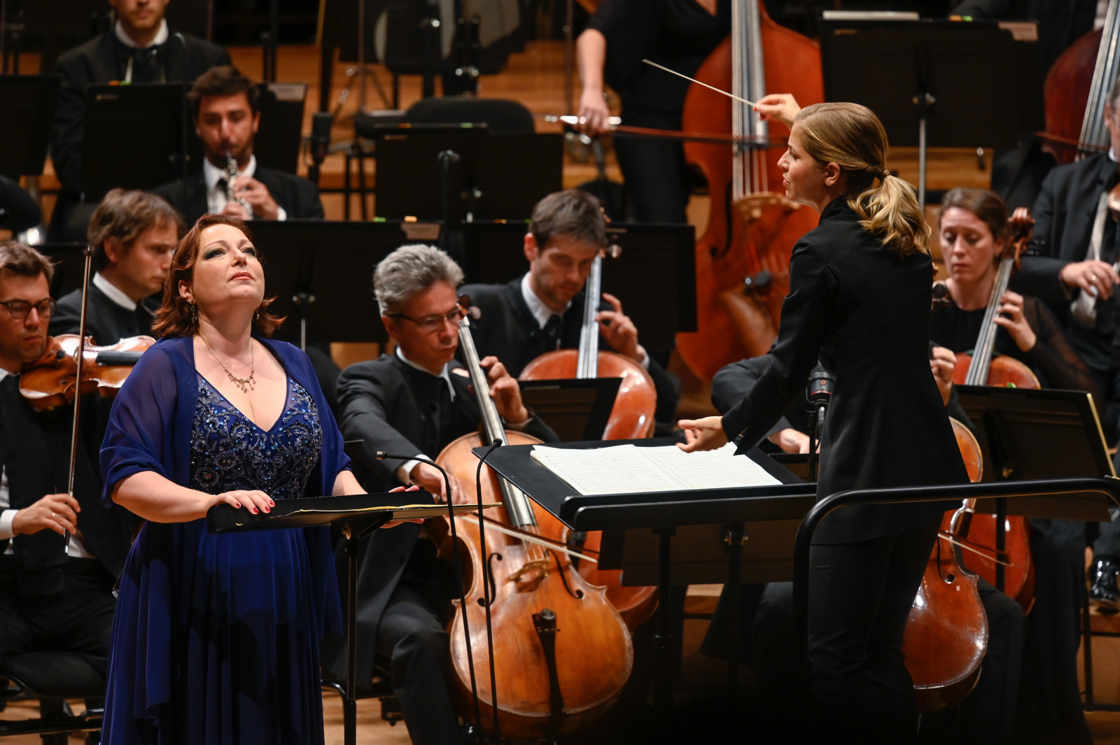 Orchestre dirigé par une cheffe