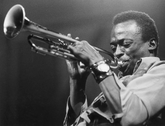 photo en noir et blanc de Miles davis jouant de la trompette