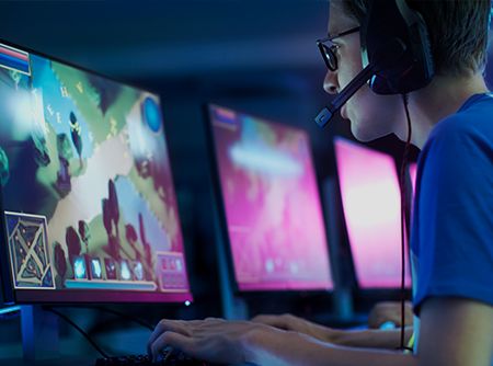 Adolescent devant un écran de jeu vidéo