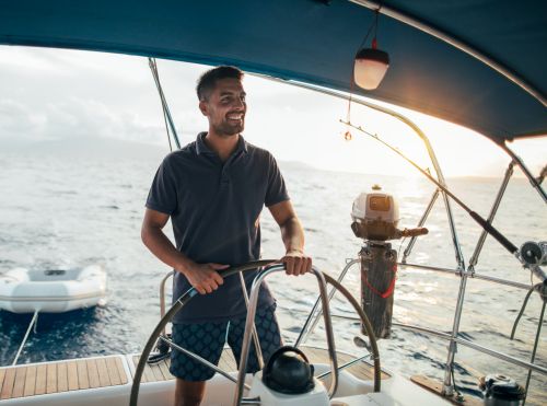 Homme sur un bateau tenant la barre