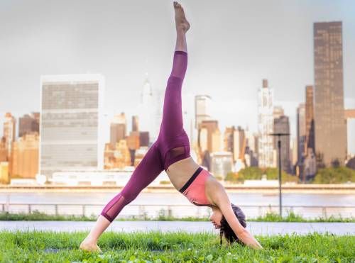 femme sur un toit faisant du yoga