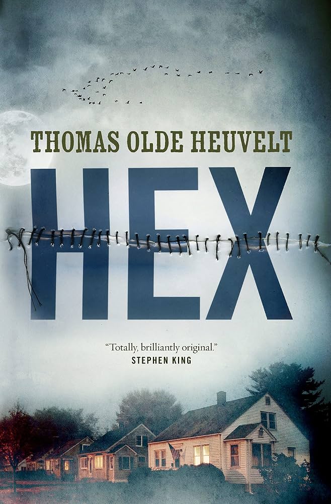 Couveture du roman Hex avec le titre en pleine page couturé par des fils sur fond gris avec des oiseaux dans le lointan