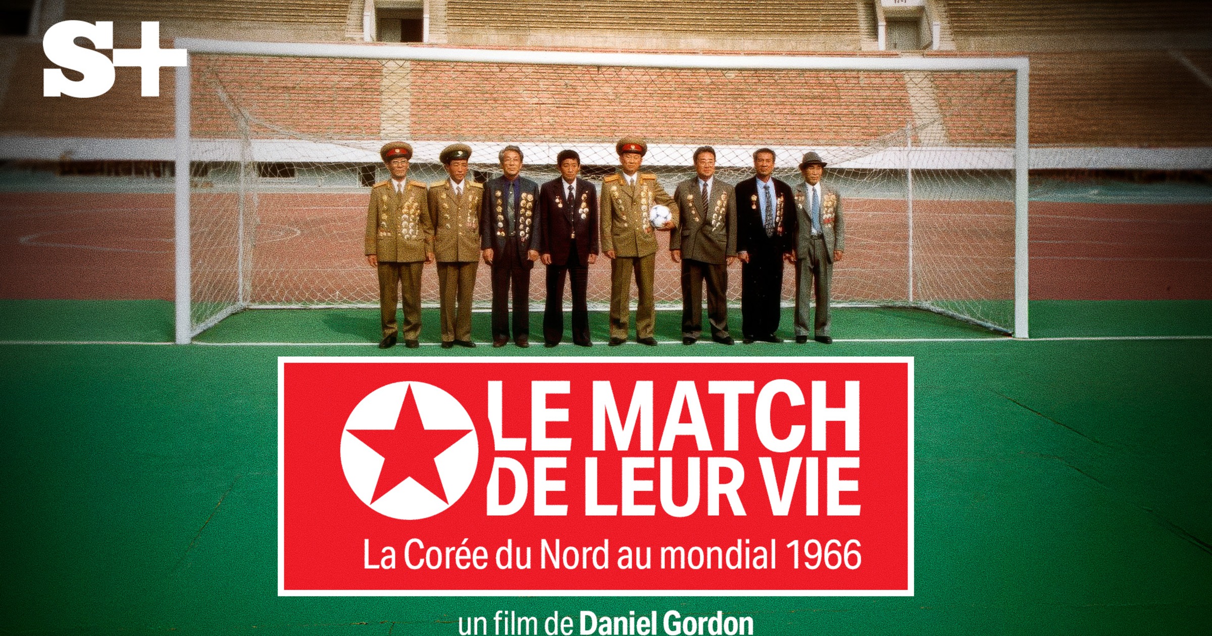 Photo de militaires dans une cage de but de football avec la mention du titre du film sur fond rouge