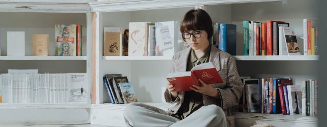 femme assise lisant un livre