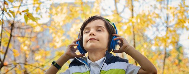 enfant écoutant de la musique Jonas Mohamadi