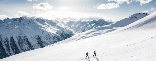photo de deux randonneurs dans la neige avec paysage montagneux