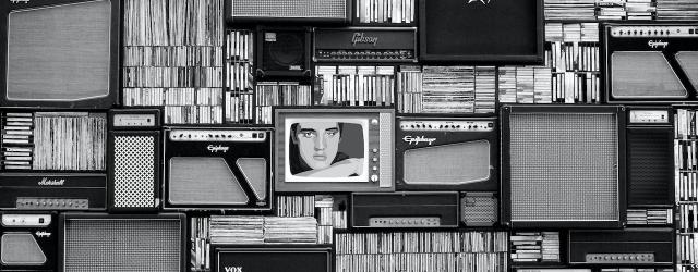 mur d'écrans et de radiophones en noir et blanc