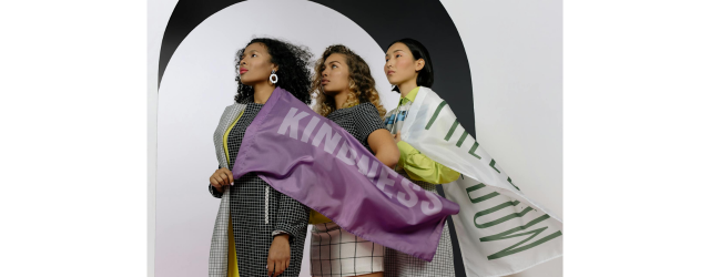 photo de trois femmes enroulées dans un drapeau et regardant sur la gauche