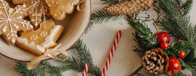 photo en gros plan de biscuits de noël et de décoration de sapin