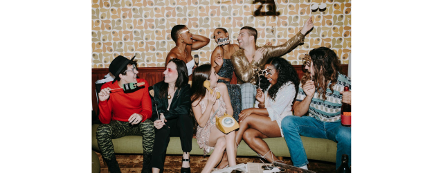 photo d'un groupe de jeunes gens assis sur un canapé et faisant la fête