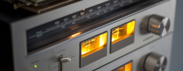 zoom sur un poste de radio allumé