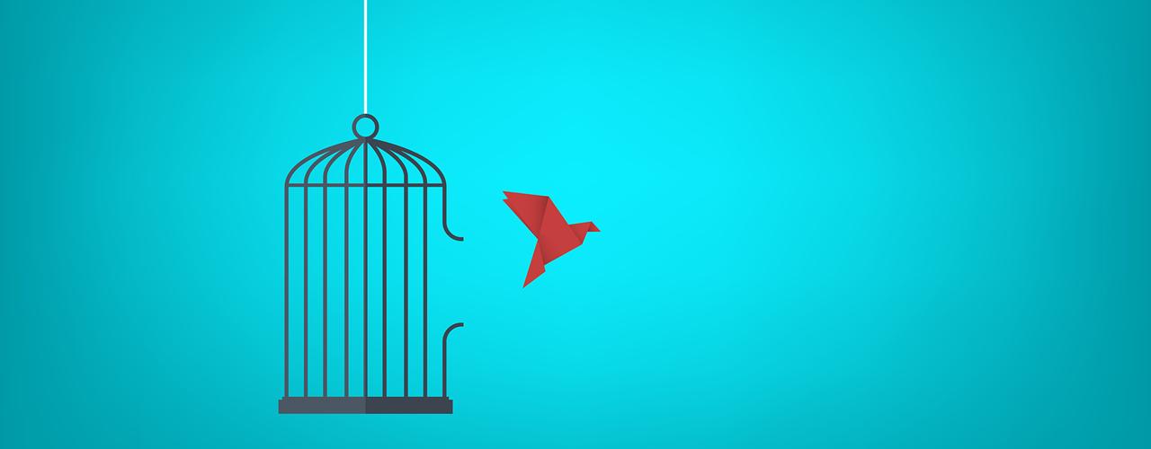 Colombe rouge en origami sortant d'une cage dont une des barreaux est cassé.