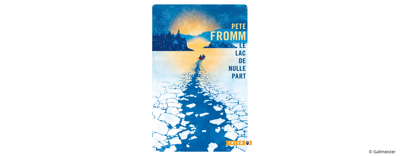 couverture du livre de pete from, Le lac de nulle part chez Gallmeister, représentant sur fond  bleu une route taillée dans un lac de glace qui mène à une forêt où deux personnes font du canoë de dos