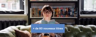 jeune fille regardant l'objectif tout en tenant un livre ouvert