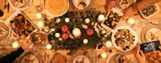 Table de Noël avec des bougies au centre