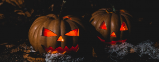 photo de deux citrouilles grimaçantes dont les yeux sont éclairés de rouge