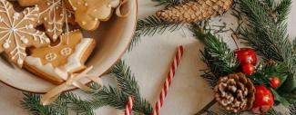 photo en gros plan de biscuits de noël et de décoration de sapin