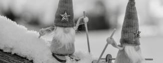 photo en noir et blanc de figurines de lutins de noel faisant du ski