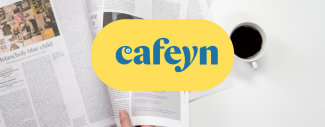 vue d'un journal ouvert avec le logo de cafeyn en jaune et bleu superposé