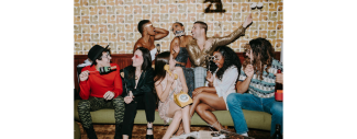 photo d'un groupe de jeunes gens assis sur un canapé et faisant la fête