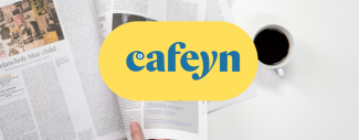 logo de cafeyn jaune et bleu sur fond de photo avec un journal ouvert